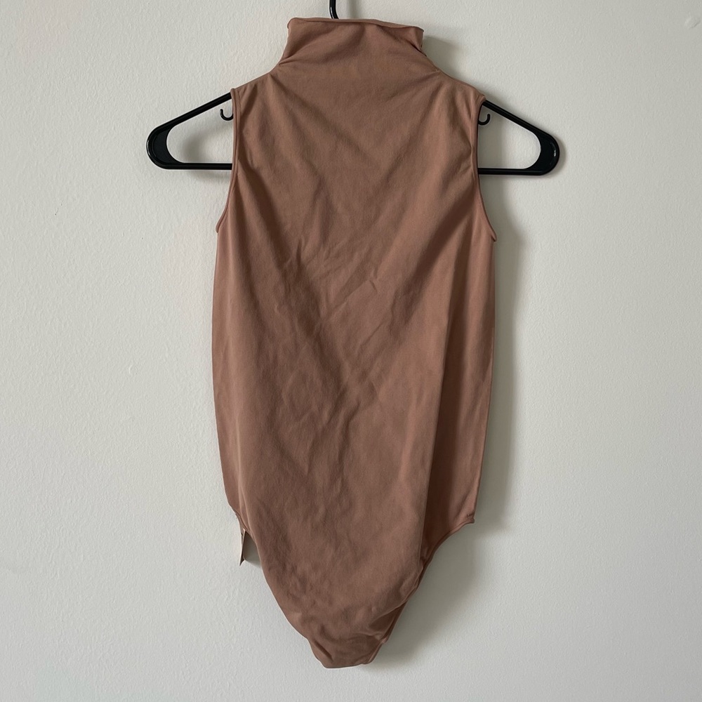 SKIMS ESSENTIAL MOCK NECK SLEEVELESS BODYSUIT IN TIGERS EYE SIZE S/M - Picture 4 of 6